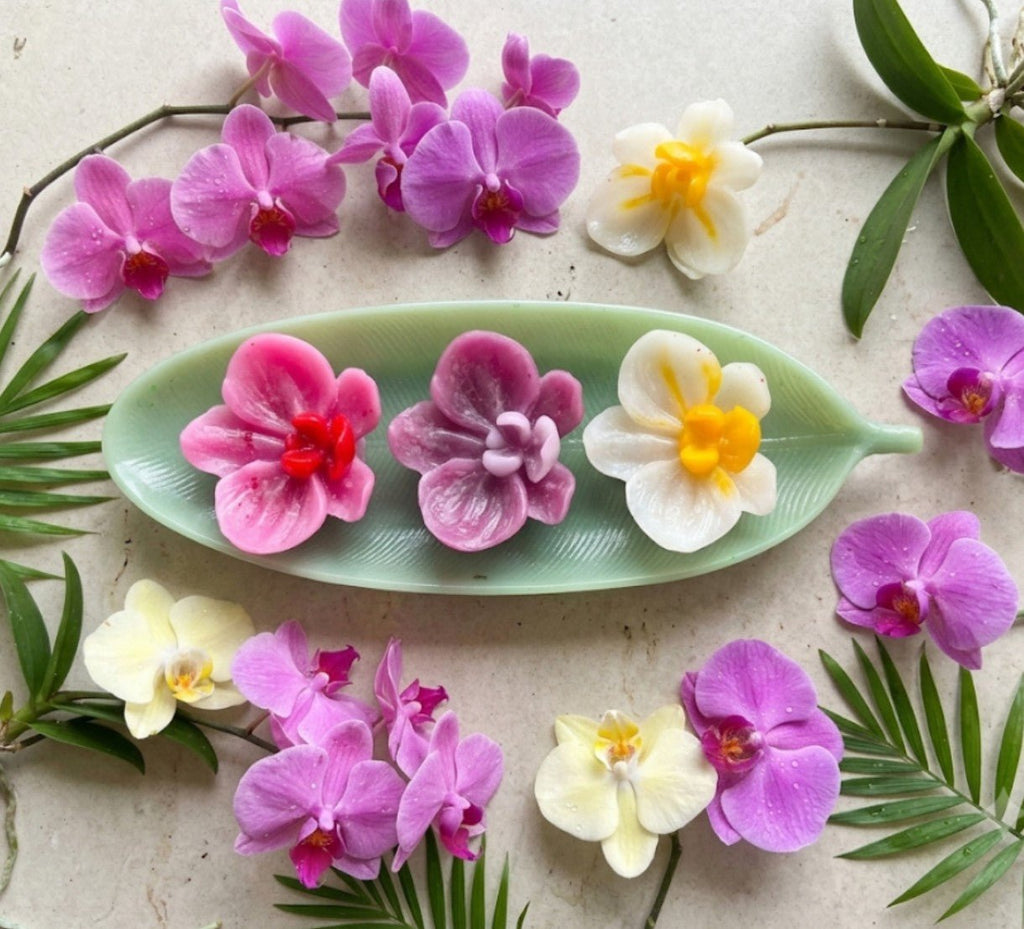 🌺 Orchid Trio Candles in a Leaf Tray - Decorative Candles | Ratna Sagarika Candles